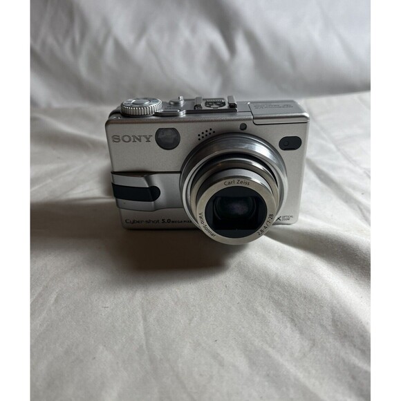 Sony Cyber-shot DSC-V1 5.0MP Digital Camera Silver (Parts/Repair) - Picture 1 of 7